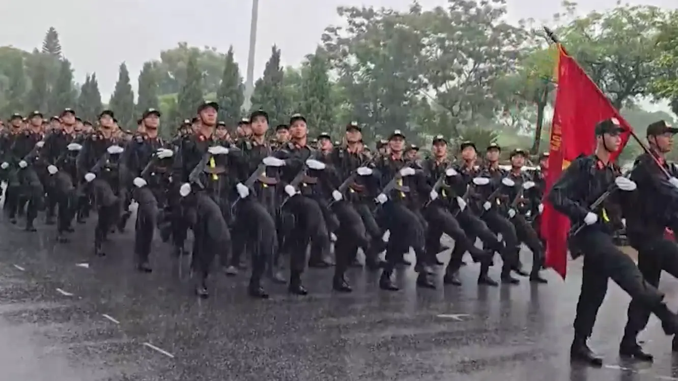 Chiến sĩ Công an Hà Nội dầm mưa tập diễu binh